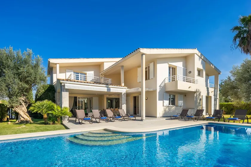 Villa com piscina privada a pé da praia, bares e restaurantes - Image 1