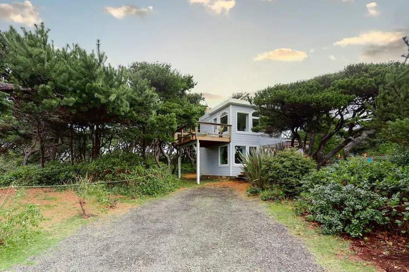 Dog-Friendly Getaway with Outdoor Firepit & Balcon - Image 1