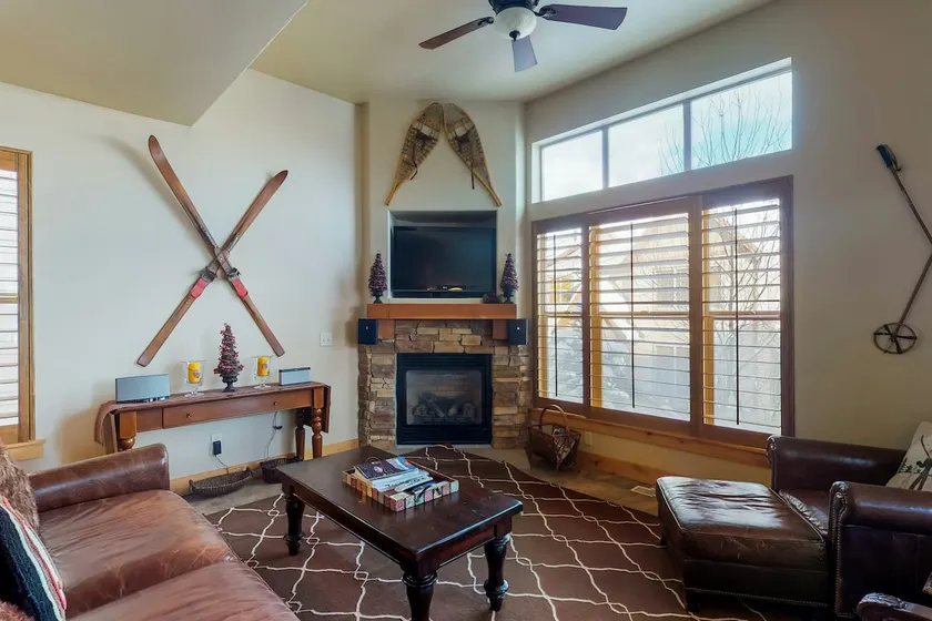 Fantastic home with fireplace, private hot tub, ce - Image 1