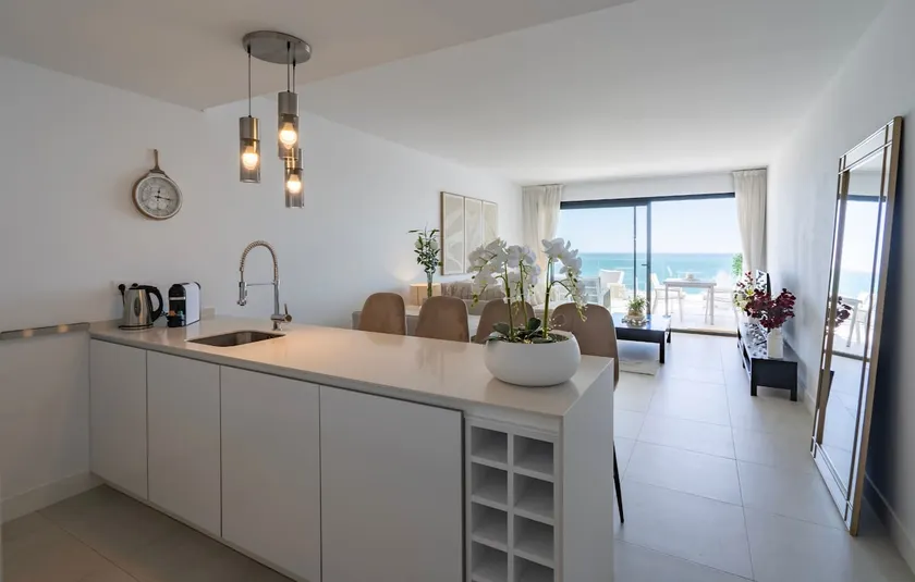 Modern 2 Bedroom Apartment with Panoramic Sea Views - Image 1