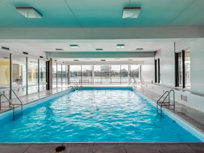 Waterfront retreat w/ pool & balcony - Image 1