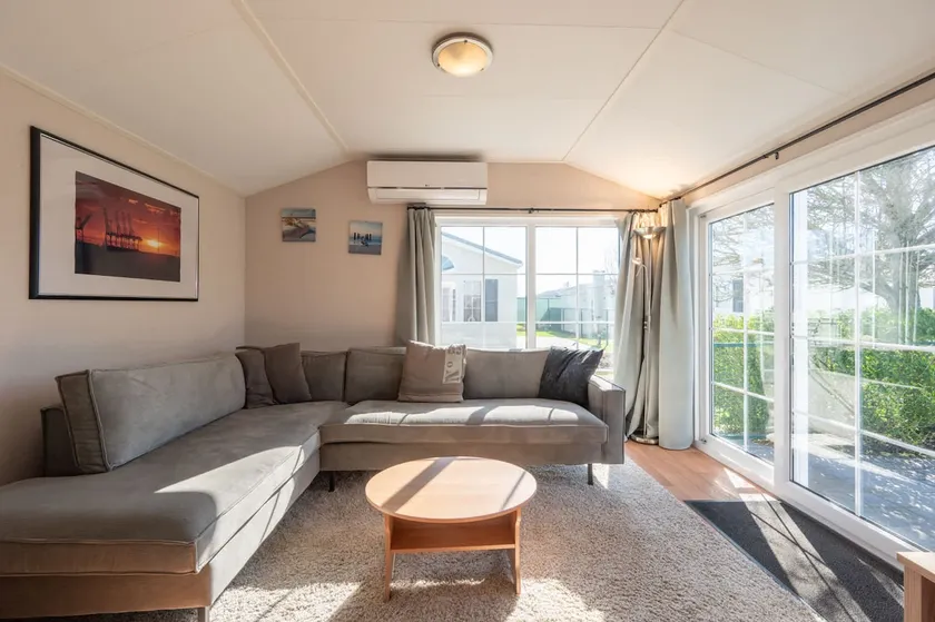 Charming Coastal Holiday Home - Image 1
