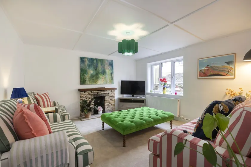 Cosy 2 Bed Cotswold Stone Cottage in Cirencester - Image 1