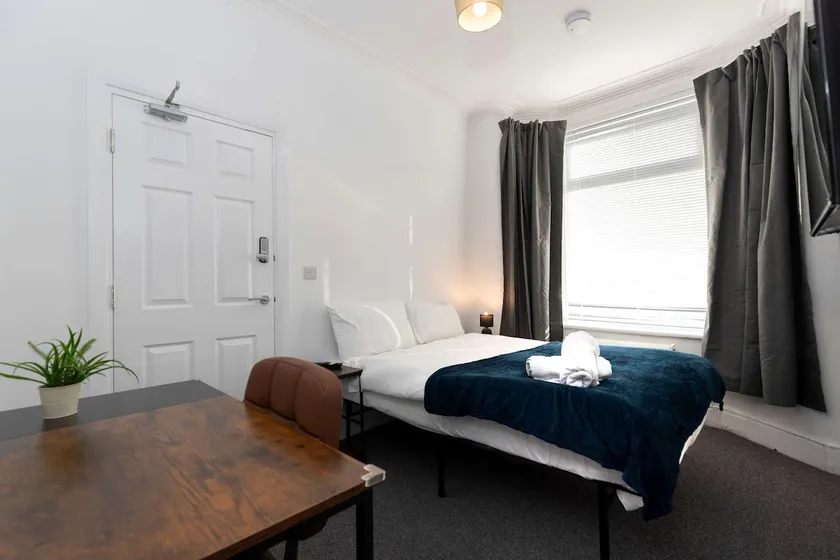 3 Double Bedrooms | 3 Bathrooms | Free WIFI - Image 1