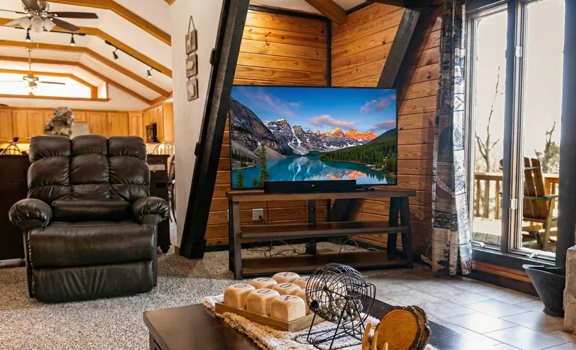 White River Escape with BBQ & Private Backyard - Image 1