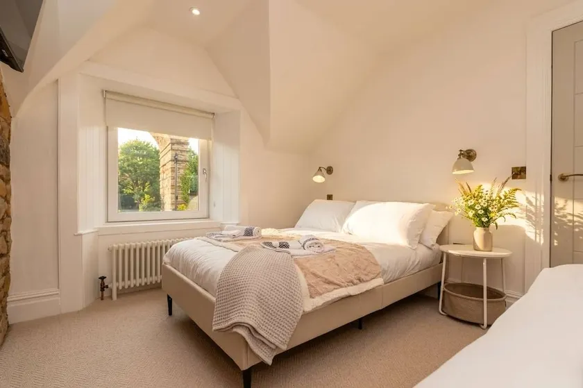 Luxe 2BR Cottage Near Edinburgh with Hot Tub - Sleeps 6 - Free Parking - Wi-Fi - Image 1