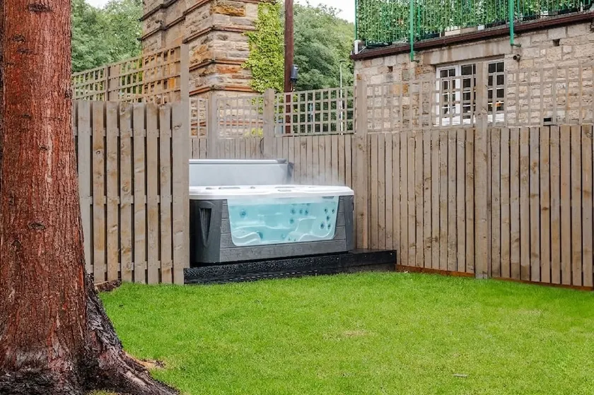 Luxe 2BR Cottage Near Edinburgh with Hot Tub - Sleeps 6 - Free Parking - Wi-Fi - Image 1