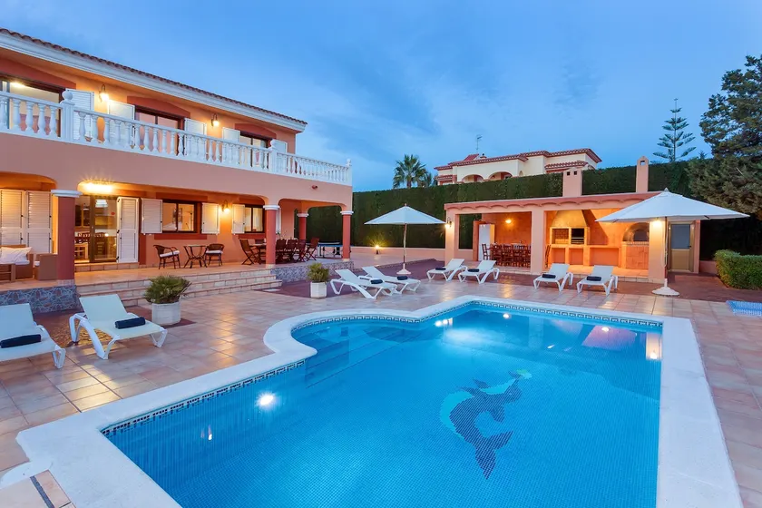 Villa i Ibiza Town med 12 sovepladser med privat pool, haver og udsigt over Ibiza - Image 1