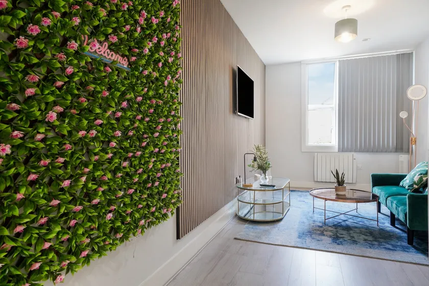 Stylish Apartments Near Heathrow Elizabeth Line - Image 1