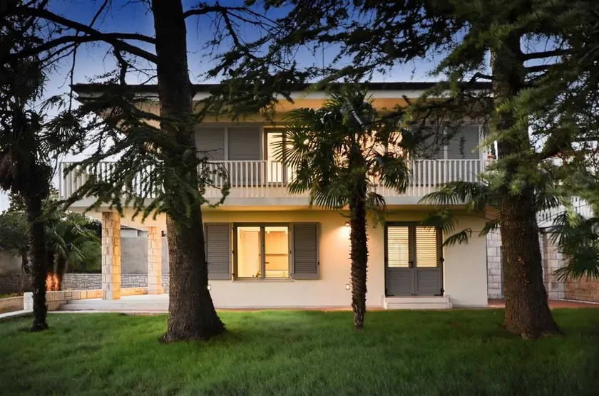 Two Bedroom Apartment With Sea View in Villa - Image 1