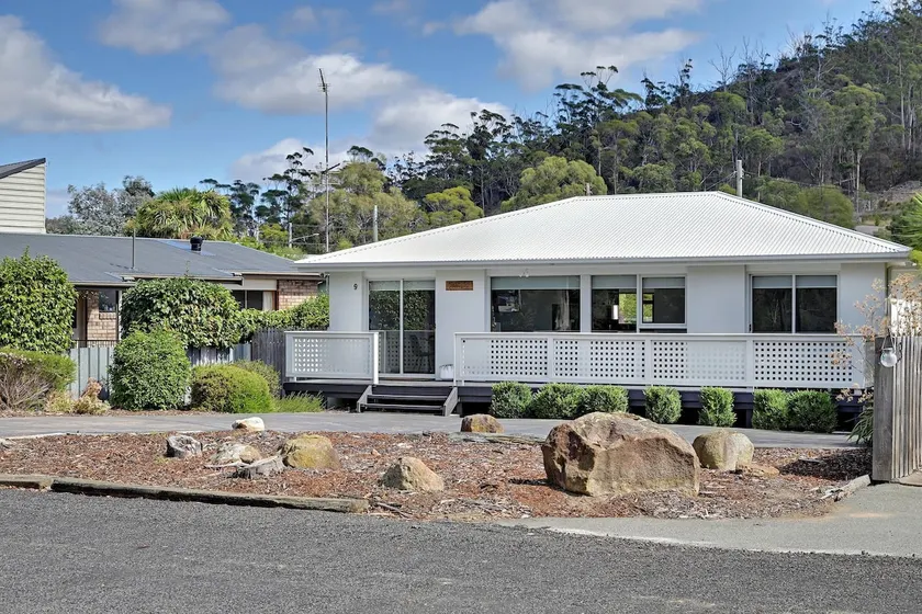 Orford Waterfront Cottage - Image 1