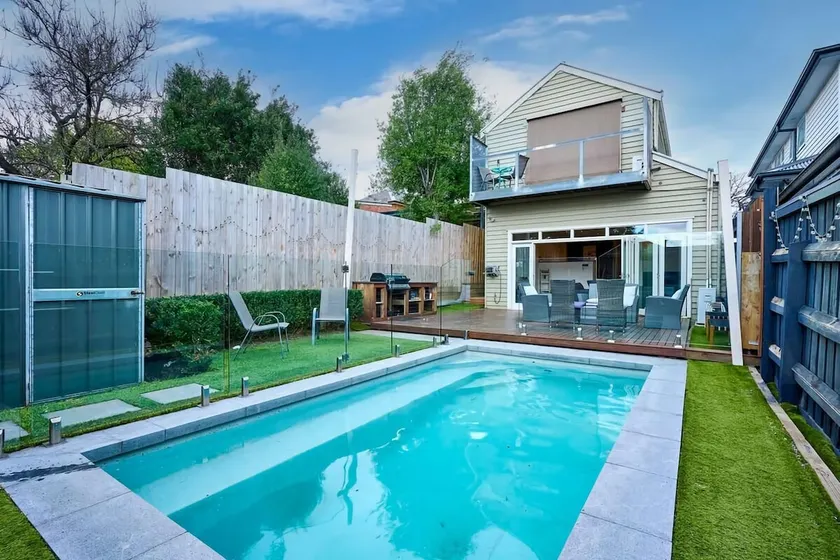 Bowen Street Family Retreat with Pool - Image 1