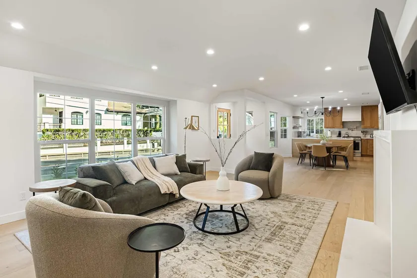 New Beverly Hills Retreat • Private Lush Garden - Image 1