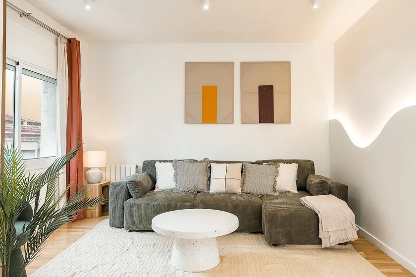 Beautiful apartment with Balcony in Barcelona - Image 1