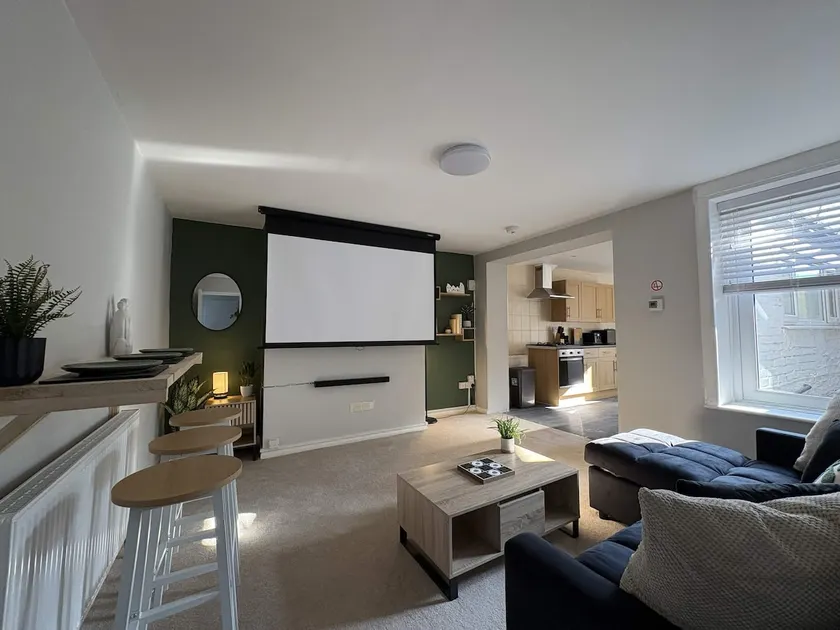 Central Margate Cinema Retreat With Spacious Garden - Image 1