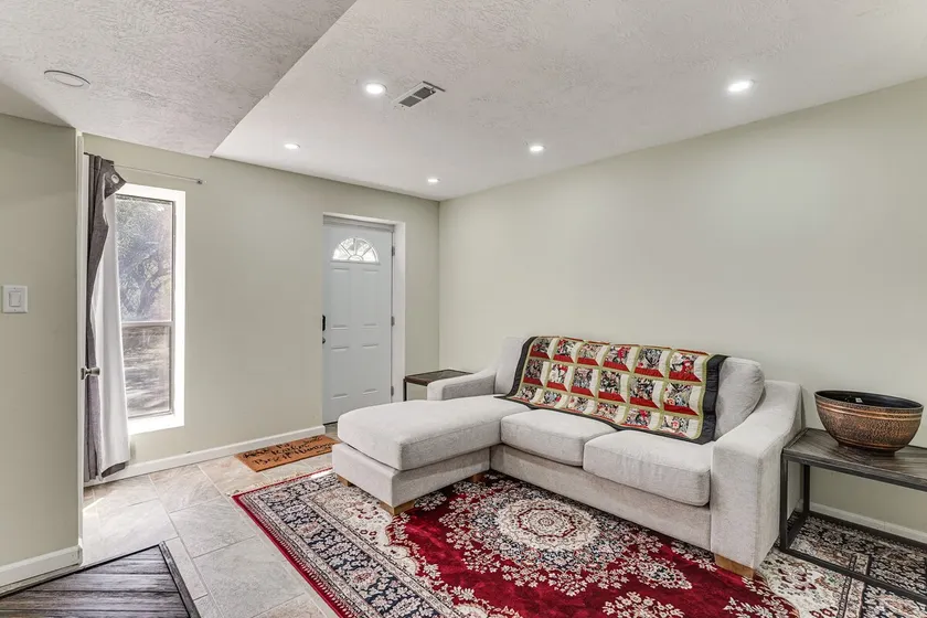 Near Bruce's Field, Downtown & Hospital! Cozy Unit - Image 1