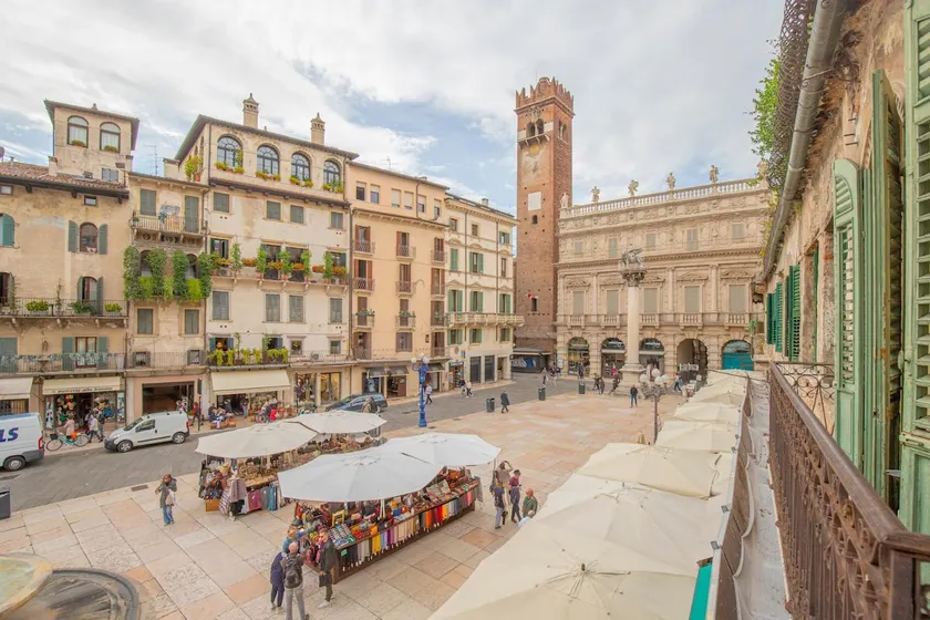 Luxury Suite with Balcony Overlooking Piazza Erbe - Image 1