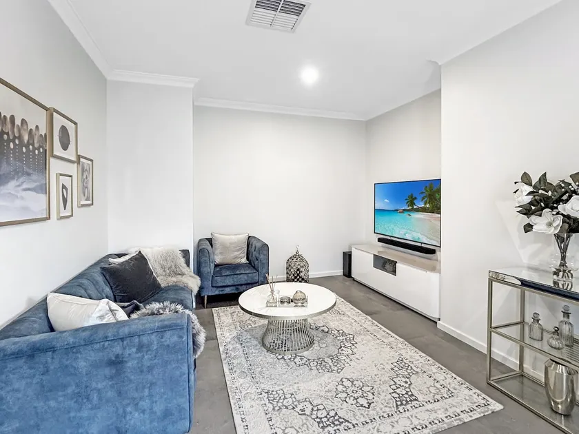 Bright 3-Bed House with Garage Parking - Image 1