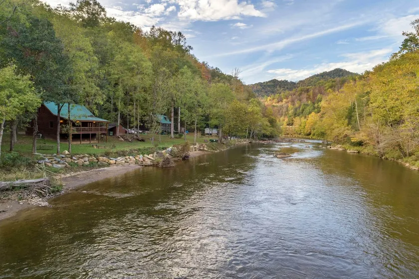 Dog-friendly cabin with riverfront access - great - Image 1