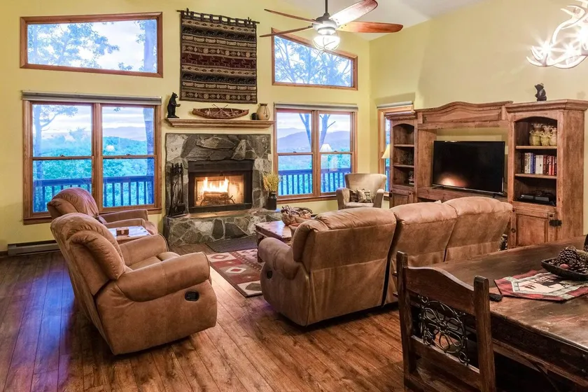 Cedar log home, mountain views, pool, foosball - Image 1