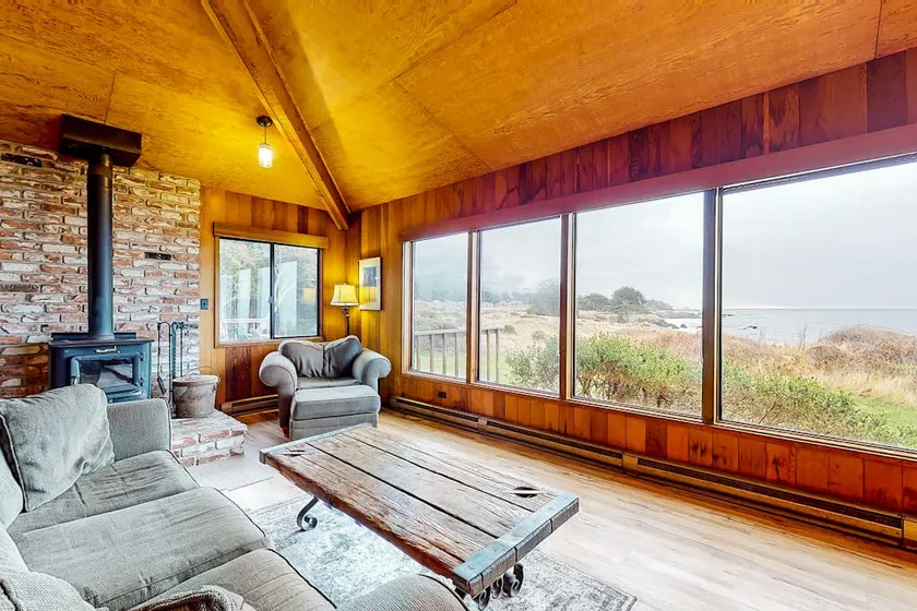 Blufftop home with fireplace & ocean views, dogs w - Image 1