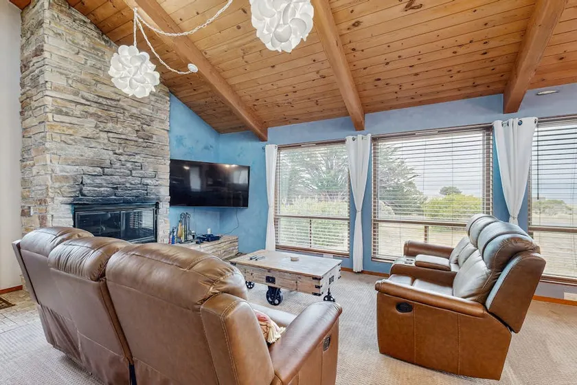 Sea Ranch home with hot tub & game room, dogs welc - Image 1