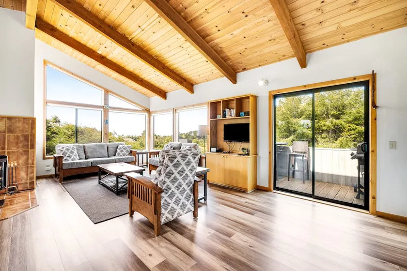 Meadow home with private hot tub on the golf cours - Image 1