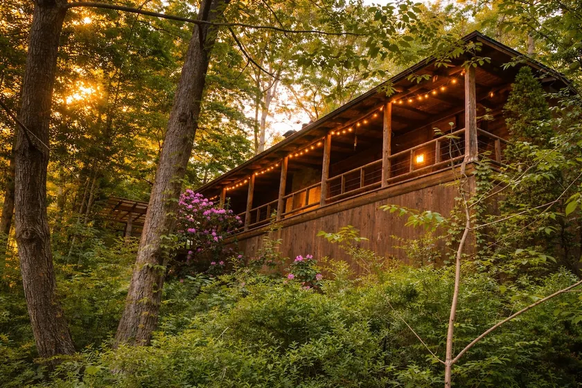 Buckeye Trail: 4BR Cabin w/ Hot Tub for 8 Guests - Image 1
