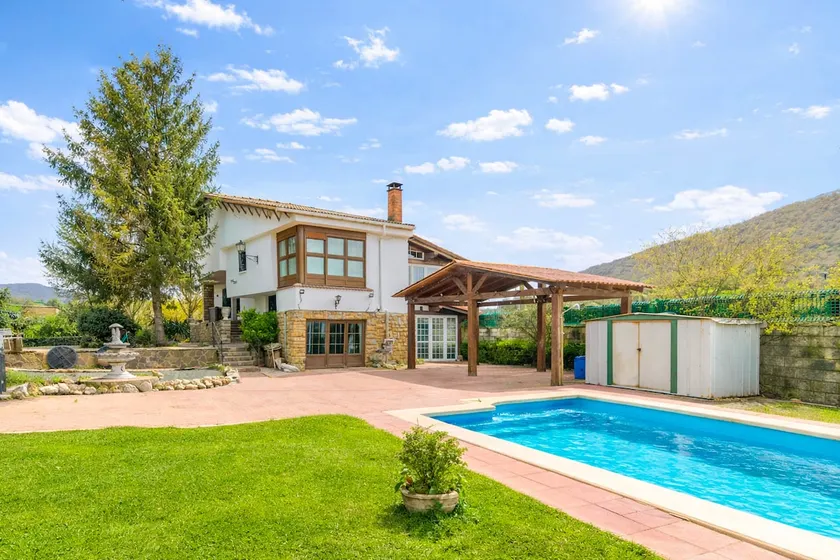 Spectacular cottage with pool in La Ulzama - Image 1