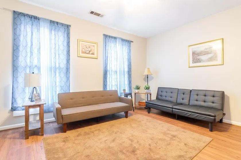 Near Downtown Sunny Sweetheart Unit - Image 1