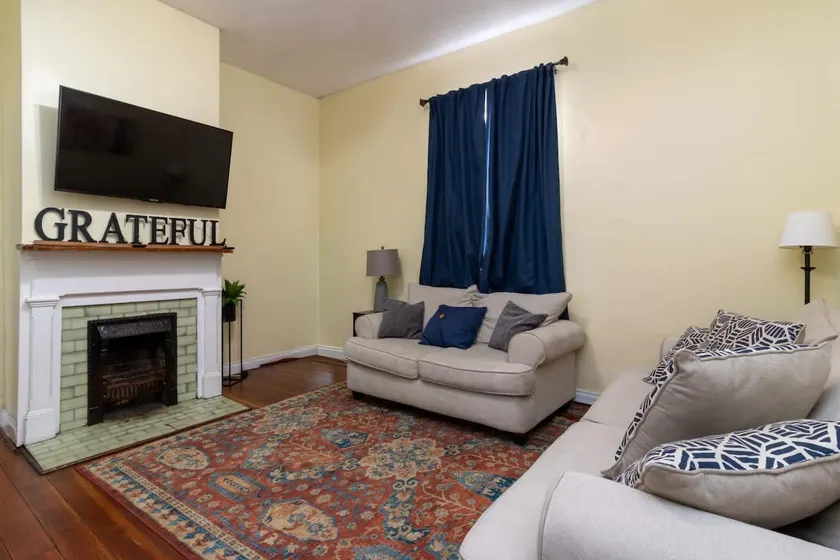 Large Downtown Home - The Sunny Southern Manse - Image 1