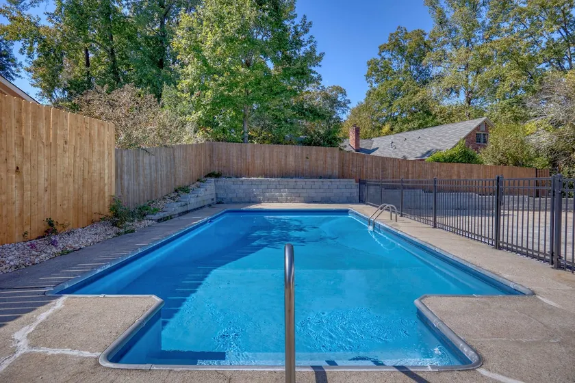 Columbus Oasis Pool Hot Tub & Family Fun - Image 1