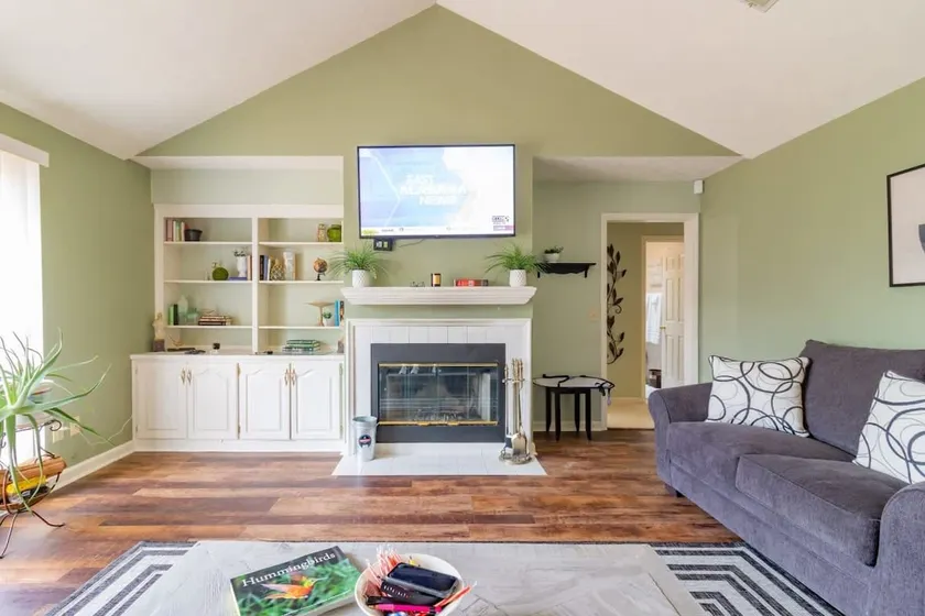 Large Family House Near Downtown & Free Parking - Image 1