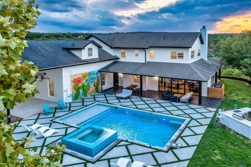 Crown Jewel - Resort Style Pool & Sleeps 46 - Image 1