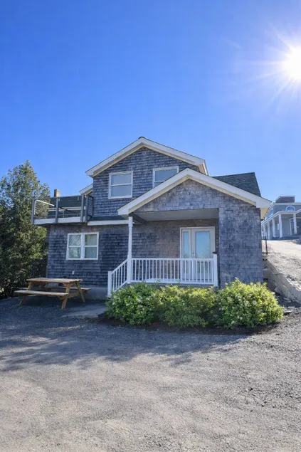 Conveniently located, spacious home located on Bailey Island in Harpswell! - Image 1