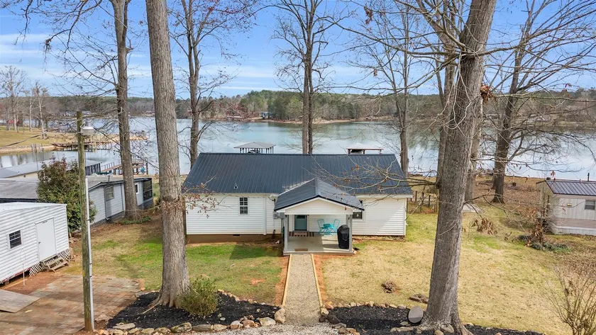 15% Off! Lake Greenwood Waterfront Stay - Image 1