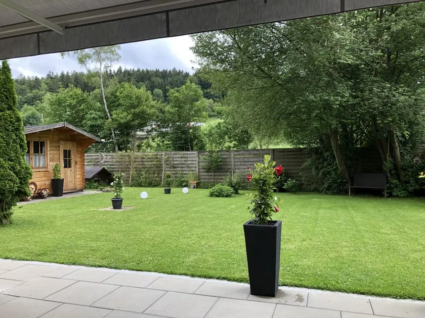Vacation rental with a balcony and mountain views - Image 1