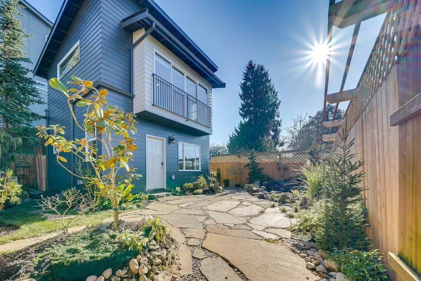 Mini Pearl Sleek Seattle Gem w/ Easy Dtwn Access - Image 1