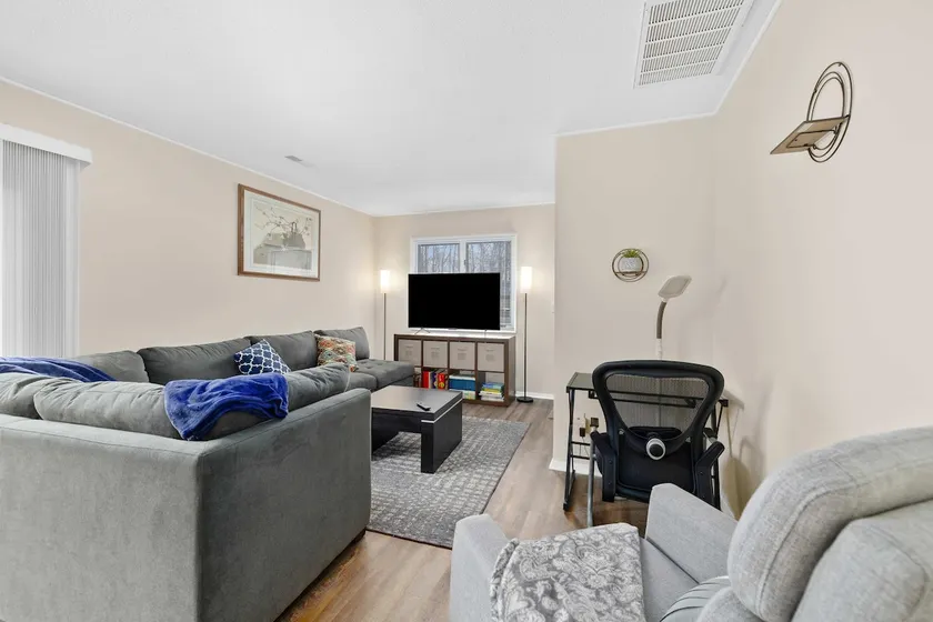 Quiet 2BR condo w/ Garage Near Zoo & Downtown - Image 1