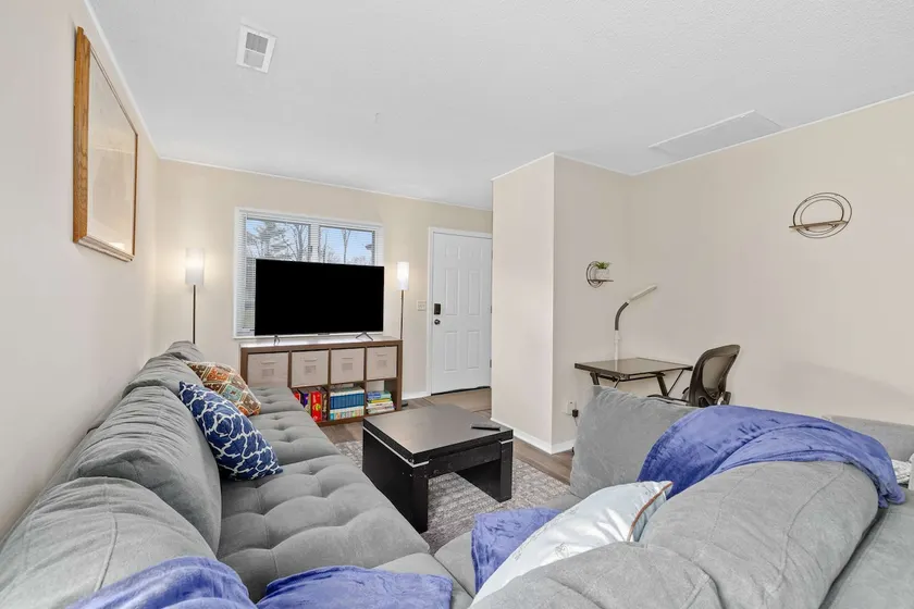 Quiet 2BR condo w/ Garage Near Zoo & Downtown - Image 1