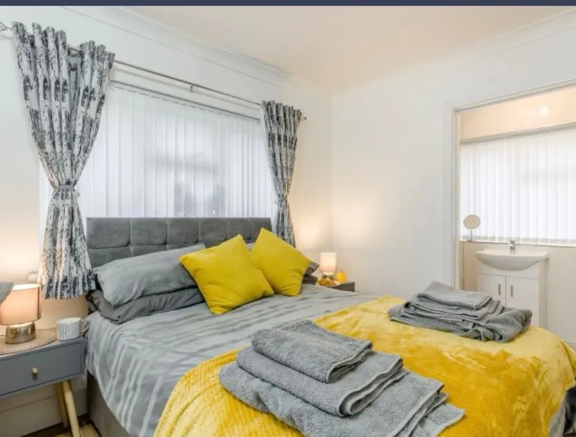 Apartment Sleeps 2 with Parking and Pets Welcome - Image 1