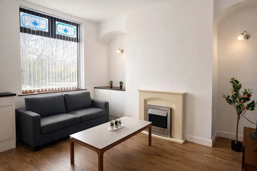 Modern House with Free Parking - Image 1