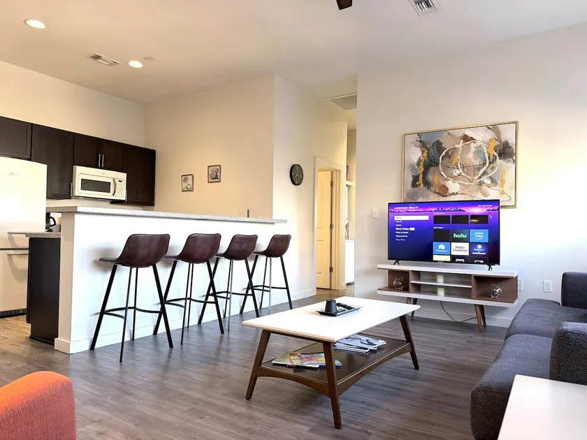 Cozy High-Rise Apartment - Image 1
