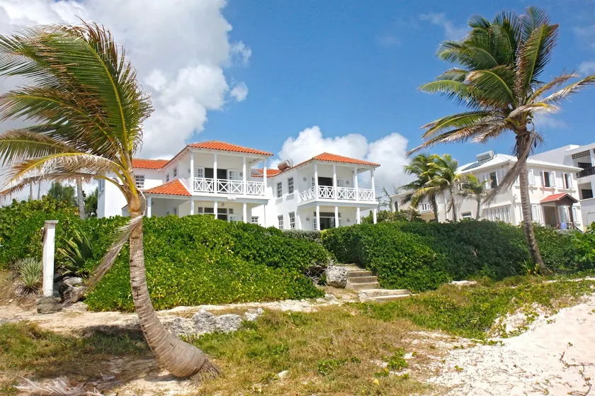 Beachfront Bliss 3-Bedroom Villa with Ocean Views - Image 1