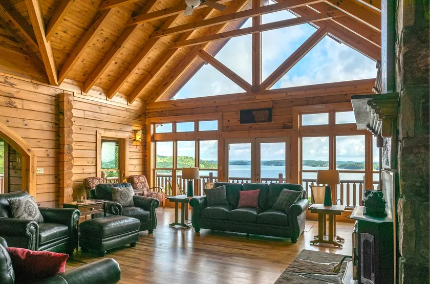 Family-Friendly Lakefront Villa, Sleeps 16 - Image 1