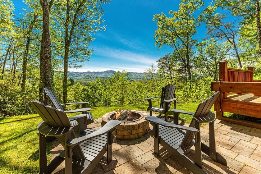 Shooting Star Ridge: A cozy 2-bedroom cabin in Whittier, NC - Image 1