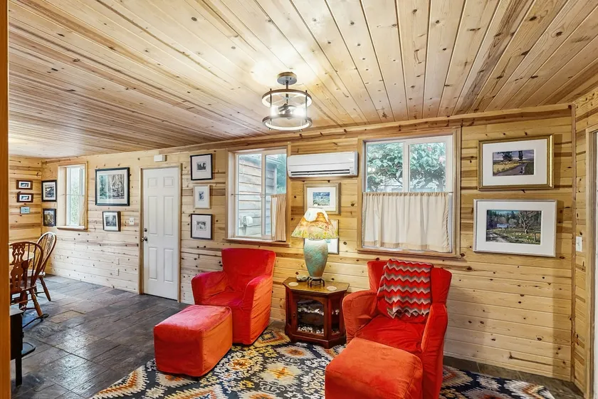 Quiet, Dog-Friendly Cabin Close to the Beach with - Image 1