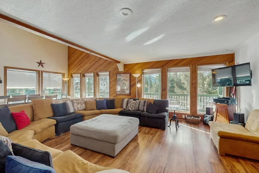 Spacious 6BR Ski In/Out Mountainview Oasis - Image 1