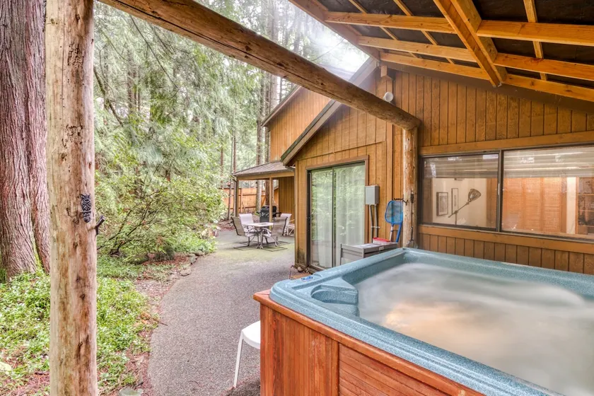 Spacious Mt Hood lodge with shared pool private backyard and private hot tub - Image 1