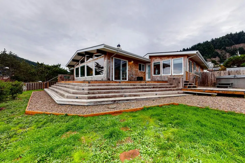 Oceanfront House with Private Hot Tub & Beach Acce - Image 1